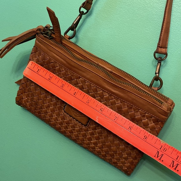 I Malatesta Woven Leather Camel Folding Shoulder Bag - Picture 11 of 16